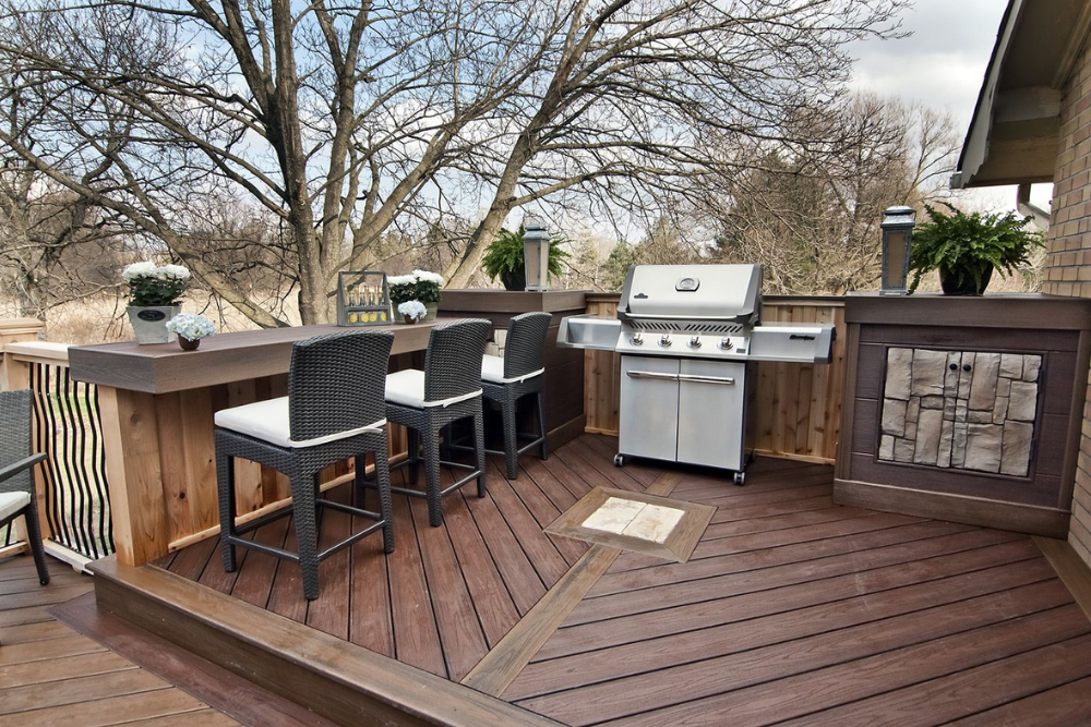 Backyard Decks and Outdoor Kitchens