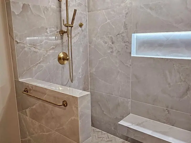 Walk-in shower with lit niche